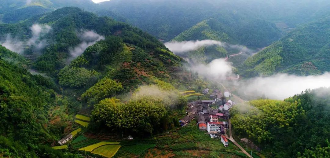 适合情侣一起去的踏青旅行地（国内情侣旅游推荐）