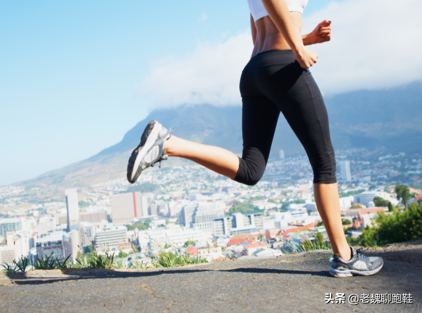 怎么买合适自己的跑鞋（跑步适合穿什么样的运动鞋）