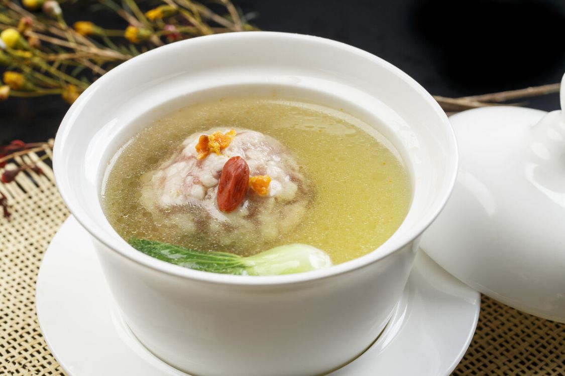 清炖蟹粉狮子头在扬州,镇江一带是久负盛名的传统名菜之一