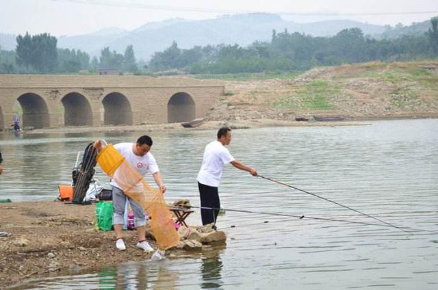 水库钓鱼用什么鱼竿 什么样的鱼竿适合新手在河边，水库钓鱼？